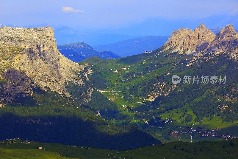 Val Gardena Pass from Lagazuoi sunrise, Dolomites，意大利Tirol阿尔卑斯山